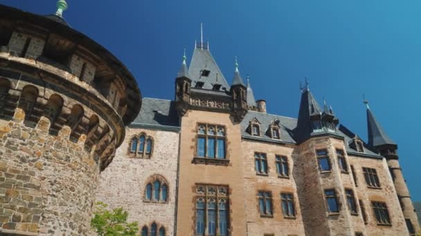 Los antiguos castillos de Alemania Castillo de Wernigerode es un schloss situado en las montañas de Harz por encima de la ciudad de Wernigerode — Vídeos de Stock