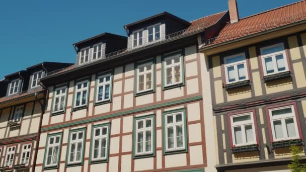 Igenkännliga antika stil av konstruktion - fasader av typiska tyska hus. Steadicam skott — Stockvideo