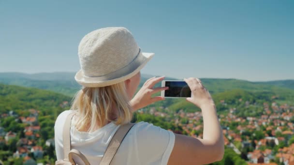 Uma mulher tem uma bela vista de uma cidade antiga na Europa. Conceito de férias de verão. Cidade de Wernigerode na Alemanha — Vídeo de Stock