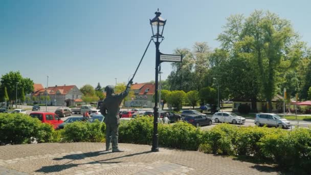 Wernigerode, Alemanha, maio de 2018: lanterna de escultura acende uma lanterna na cidade alemã de Wernigerode. A beleza das pequenas cidades alemãs. Visão traseira — Vídeo de Stock