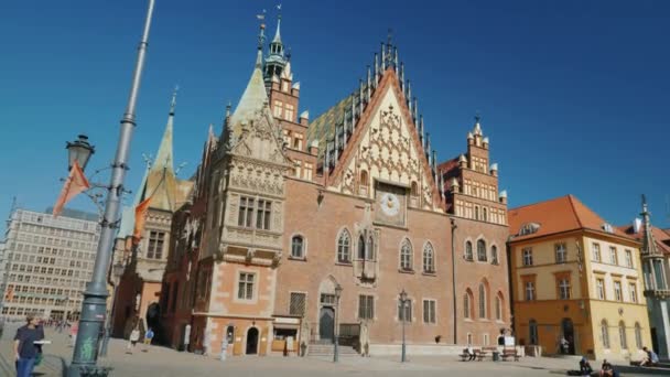 Wroclaw, Polonia, mayo de 2018: Centro de Wroclaw con vistas al antiguo ayuntamiento — Vídeos de Stock