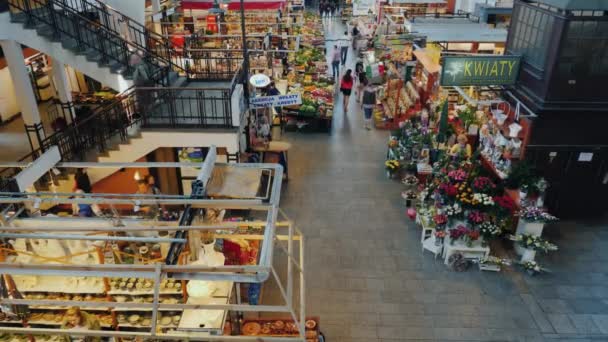 Wroclaw, Polen, mei 2018: Wroclaw overdekte voedselmarkt. Gelegen in het oude gedeelte van de stad, een populaire plek voor kopen voedsel en bloemen. Tilt shot — Stockvideo