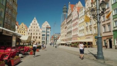 Wroclaw, Polonya, 2018 olabilir: rahat Polonya Wroclaw city market square yakınındaki yürüme. Steadicam atış