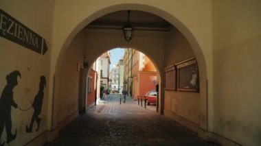 Wroclaw, Polonya, Mayıs 2018: Wroclaw şehir rahat avlu. Arkın altından gidin ve küçük Lehçe kasaba yürüyüş