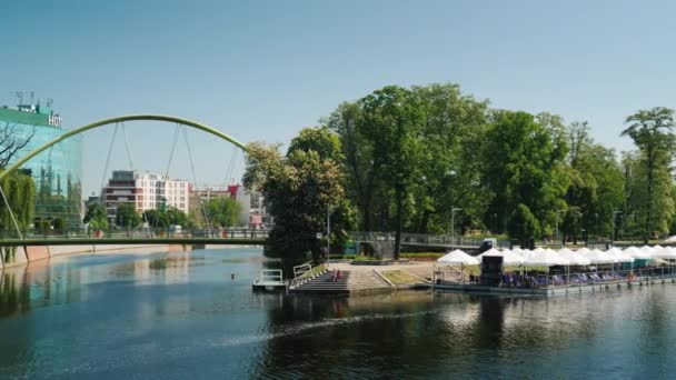 Wroclaw, Polen, mei 2018: Een elegante en moderne voetgangersbrug over het meer in Wroclaw. In de buurt van het hotel Park Plaza — Stockvideo