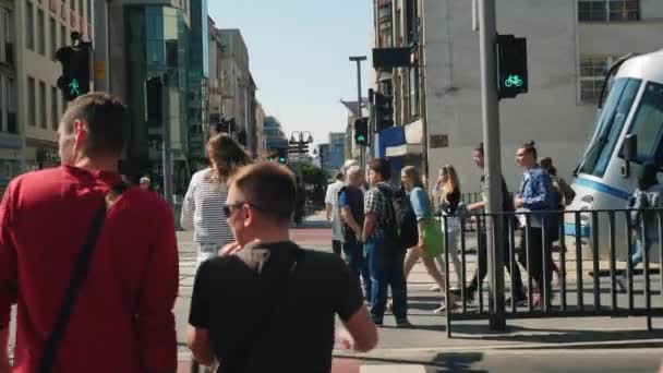ヴロツワフ市の歩行者の群れが通りを横断するヴロツワフ、ポーランド、かもしれない 2018:。観光客や地元の人々 の群衆。ステディカム ハメ撮り — ストック動画