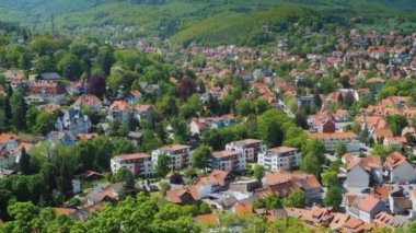 Pan çekim: Wernigerode - Saksonya eyaletinin Almanya'da bir şehirde pitoresk kasaba üstten görünüm