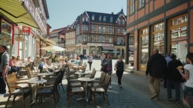 Wernigerode, Almanya, Mayıs 2018: Mağaza ve kafe Merkez Meydanı Wernigerode yakınındaki canlı bir sokak. Küçük ama popüler Alman turist şehir