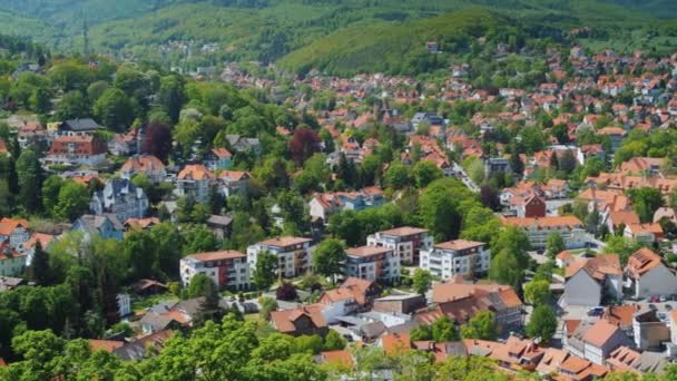 샷 팬: Wernigerode-독일 색 소니의 연방 정부에서 시의 그림 같은 마을의 꼭대기에서 보기 — 비디오