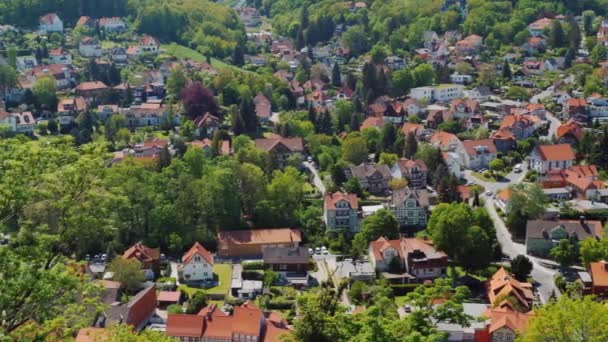 Schwenkaufnahme: Blick von oben auf die malerische Stadt Wernigerode - eine Stadt in Sachsen — Stockvideo