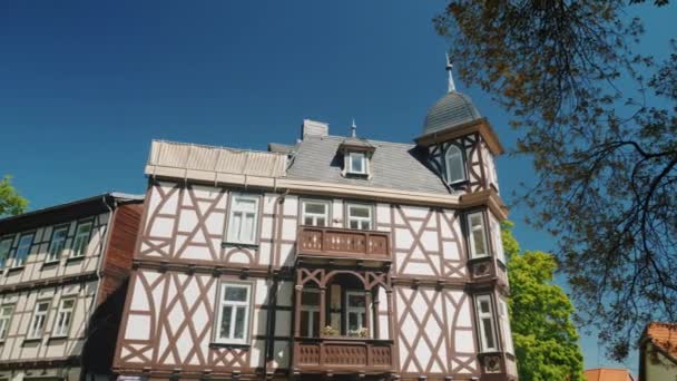 Wernigerode, Γερμανία, Μαΐου 2018: Προσόψεις χαρακτηριστικά Γερμανικά σπιτάκια. Αναγνωρίσιμο ύφος αρχαία κατασκευή — Αρχείο Βίντεο
