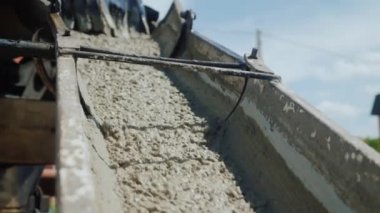 Sıvı çimento akar batak, yakın çekim. İnşaat site kavramı üzerinde çimento
