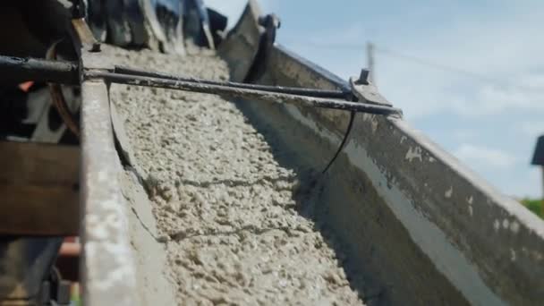 Vloeibaar cement stroomt goot, close-up. Cement op de site bouwconcept — Stockvideo