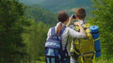Seyahat etmek sırt çantası ile bir kaç güzel dağ manzarası resimleri al. Aktif bir tatil birlikte