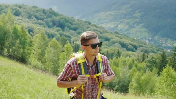 A very tired man tourist with a backpack goes up the mountain path. Willpower and physical endurance — Stock Footage A very tired man tourist with a backpack goes up the mountain path. Willpower and physical endurance Royalty Free Stock Footage