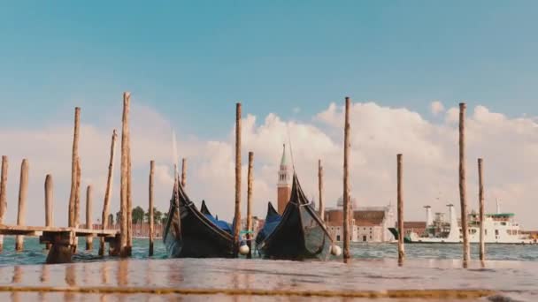 Las famosas góndolas de Venecia. En primer plano, las olas se rompen. Vacaciones en Italia — Vídeos de Stock