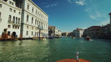 Venedik, İtalya, Haziran 2017: Ünlü Grand Canal Venedik gezisinde. POV video