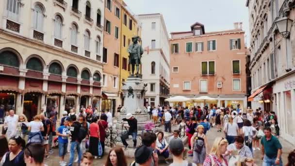 Haziran, 2017, Venedik, Veneto, Kuzey İtalya. Carlos Goldoni statuewith turist etrafında. Venedik şehir manzaralı — Stok video