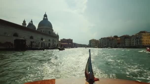 Kryssning på den berömda Canal Grande i Venedig. POV video — Stockvideo