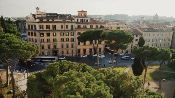 Flygfoto: trafik, bilar och bussar på Piazza Venezia. Piazza Venezia är det centrala navet i Rom, Italien — Stockvideo