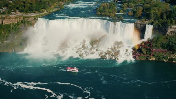 Niagara Şelalesi yüksekliği inanılmaz manzara. Çerçevede, Amerikan tarafında bulunan şelale, üst görülmektedir — Stok video