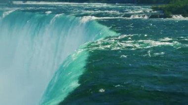 Su Niagara falls güçlü bir akışı aşağı düşüyor. Doğanın inanılmaz güç