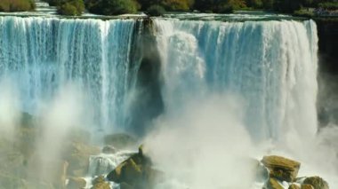 4k video: inanılmaz şelalelerin çağlayanı - Niagara Şelalesi. Kanada 'dan Amerikan sahiline telefon görüşü