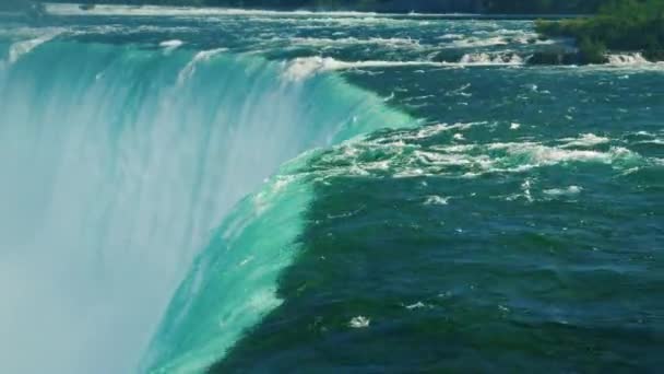 En kraftfull ström av vatten Niagara falls faller ner. Den otroliga kraften i naturen — Stockvideo