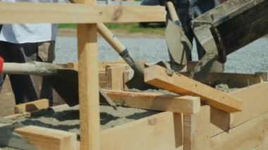 Bir kaide bir özel evde yapma. İşçiler beton ahşap kalıp dökün.