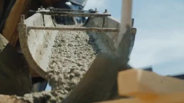 Bir kulübe inşa. İşçiler bir ahşap kalıp bir mikser gelen beton al. Düşük açılı video
