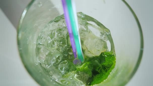 Beber um mojito de coquetel fresco, uma visão em primeira pessoa — Vídeo de Stock