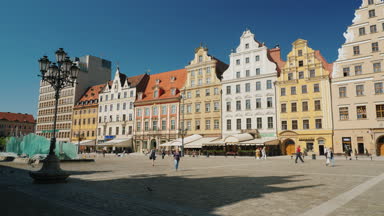 Wroclaw, Polonya, 2018 olabilir: rahat Polonya Wroclaw city market square yakınındaki yürüme. Steadicam atış