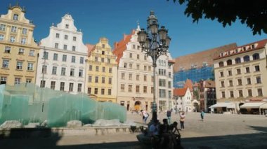 Wroclaw, Polonya, Mayıs 2018: Market Square bir cam duvar şeklinde modern bir çeşme ile