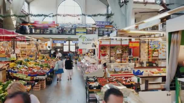 Wroclaw, Polen, mei 2018: Wroclaw overdekte voedselmarkt. Gelegen in het oude gedeelte van de stad, een populaire plek voor kopen voedsel en bloemen — Stockvideo