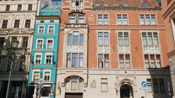 Wrocław, maja 2018 r.: Popularne Art Hotel w zabytkowym centrum Wrocławia — Wideo stockowe