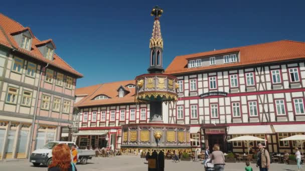 Wernigerode, Duitsland, mei 2018: Het centrale plein van de stad van Wernigerode. Op de voorgrond is de fontein op de weldoeners. De schoonheid van kleine Duitse steden — Stockvideo