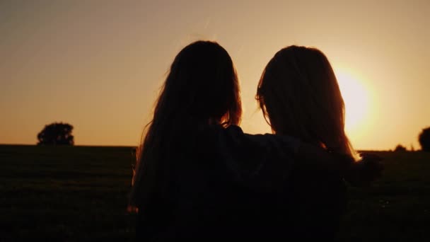 Moeder en dochter zijn de zonsondergang bewonderen. Zachte moeder met baby — Stockvideo
