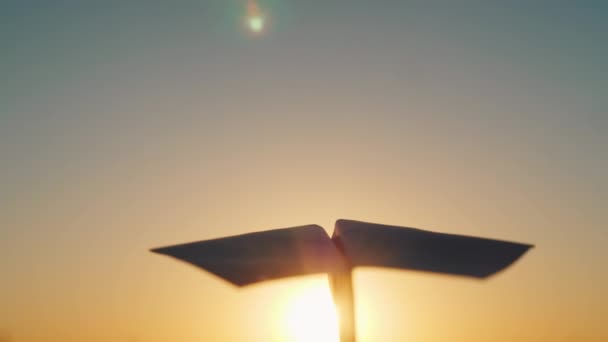 一架纸飞机在天空飞翔, 以满足落日的夕阳。视讯视频 — 图库视频影像