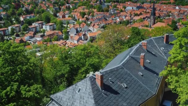 Tilt shot: Vista do topo da pitoresca cidade de Wernigerode - uma cidade na Alemanha no estado federal da Saxônia — Vídeo de Stock