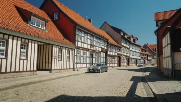 Pintoresca calle de una pequeña ciudad en Alemania. Estilo tradicional de construcción. Verniigorodee - una ciudad en Alemania en el estado federal de Sajonia — Vídeos de Stock