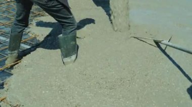 İşçiler yapı içinde beton zemin dökün. Beton mikser gelen akar, el ile dümdüz edildi