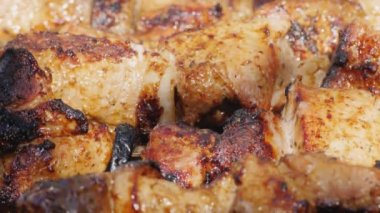 Sulu domuz eti şiş kebap bir ızgarada kızartılmış