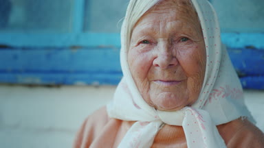 Yaşlı bir kadın portresi. Kamera bakar
