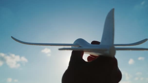 La mano tiene un aereo simile a un giocattolo che corre verso il cielo. Sogno e un buon concetto di startup — Video Stock