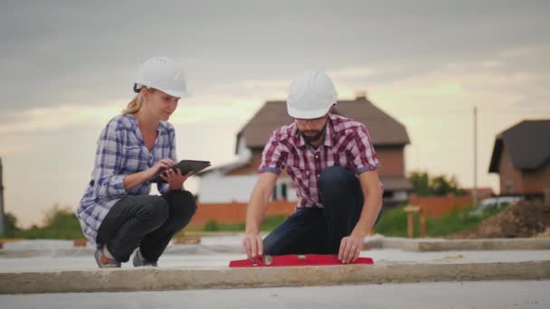 Engenheiros verificar a precisão da construção civil. Utilize o nível e o comprimido — Vídeo de Stock