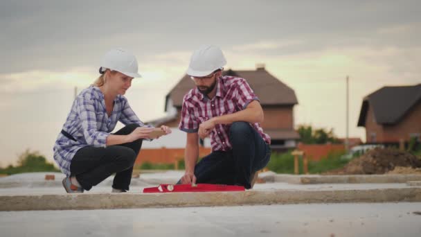 El inspector de control de calidad fotografía las lecturas del dispositivo en el sitio de construcción. Construcción de calidad sin defectos — Vídeos de Stock