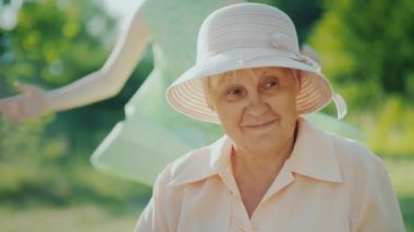 Kaygısız bir gay kız büyükannesi için çalışır ve onu sıkıca boynuna sarılarak. Birlikte iyi vakit geçiriyoruz