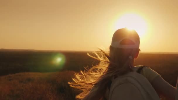 A gondtalan gyermek a háti háta mögött fut a nap felé. Nyaralás és szabadság-fogalma — Stock videók
