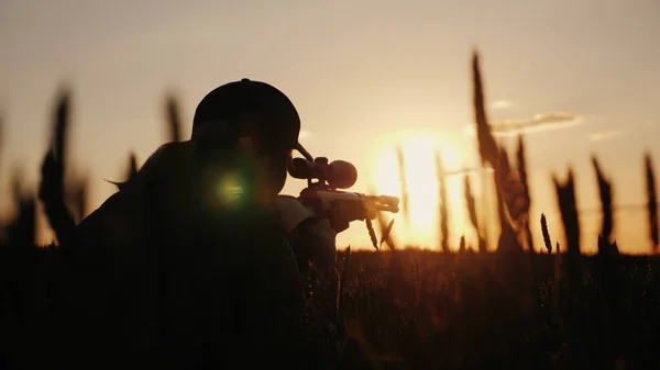 Et skarpskyttergevær fra en rifle med optisk sikte. På solnedgangen. Sportsskyting og jakt-konsept – stockfoto