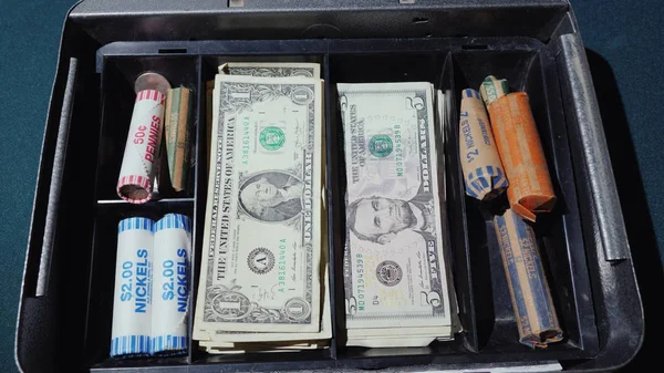 Деньги исчезают из кассы. Банкротство или быстрая трата денег — стоковое фото